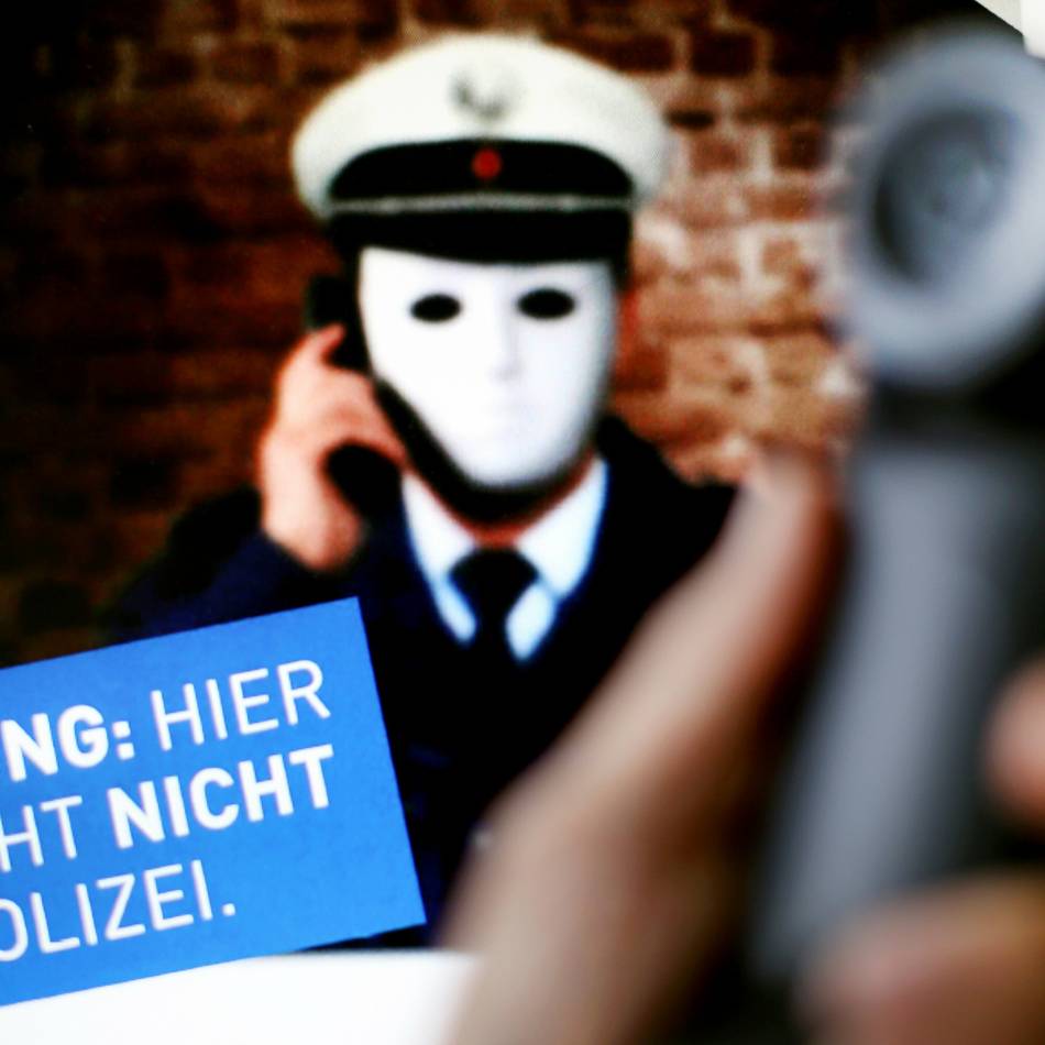 Dreister Betrug in Radevormwald: 66-Jährige fällt auf falschen Polizeibeamten rein