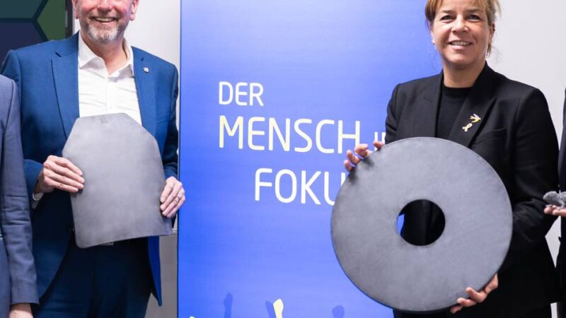 Technische Keramik: Mona Neubaur informierte sich bei Schunk in Willich