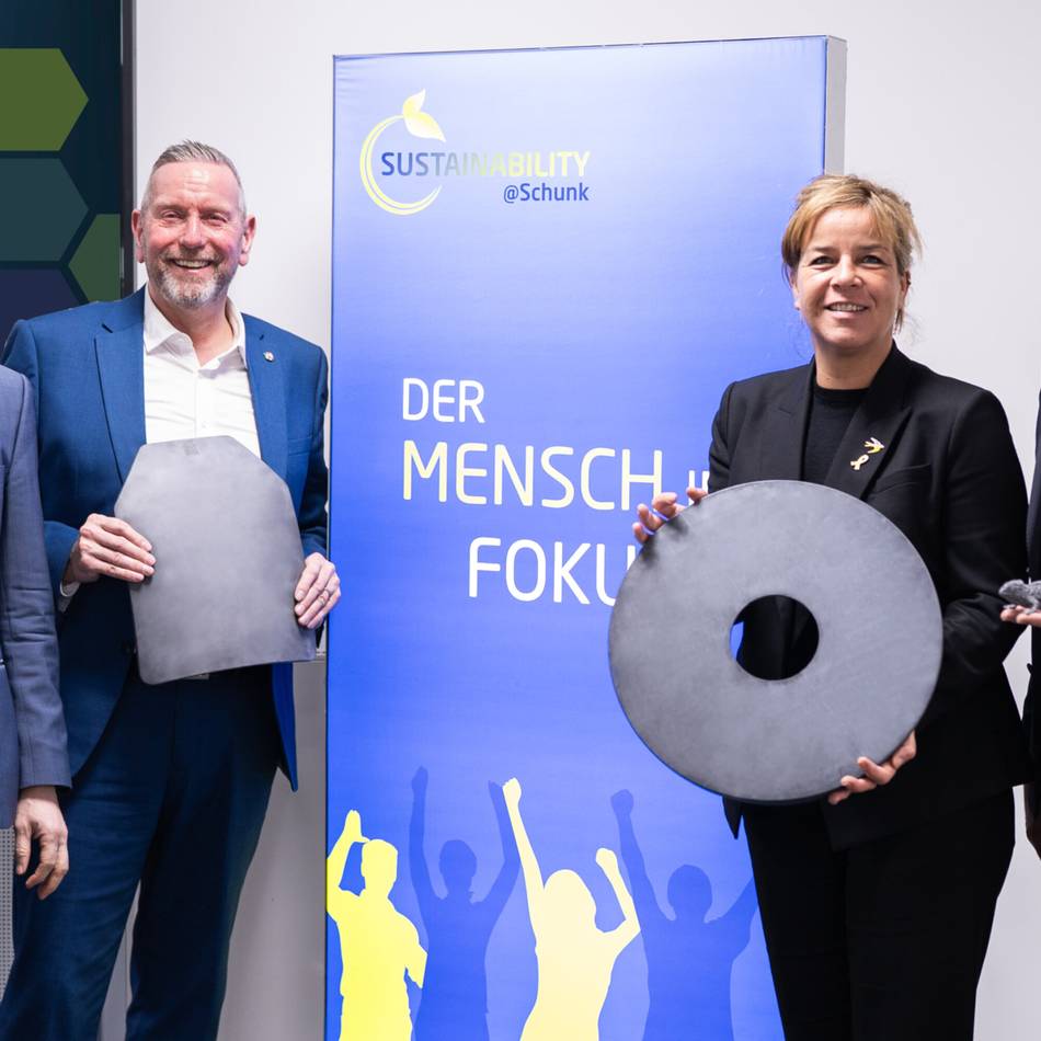 Technische Keramik: Mona Neubaur informierte sich bei Schunk in Willich