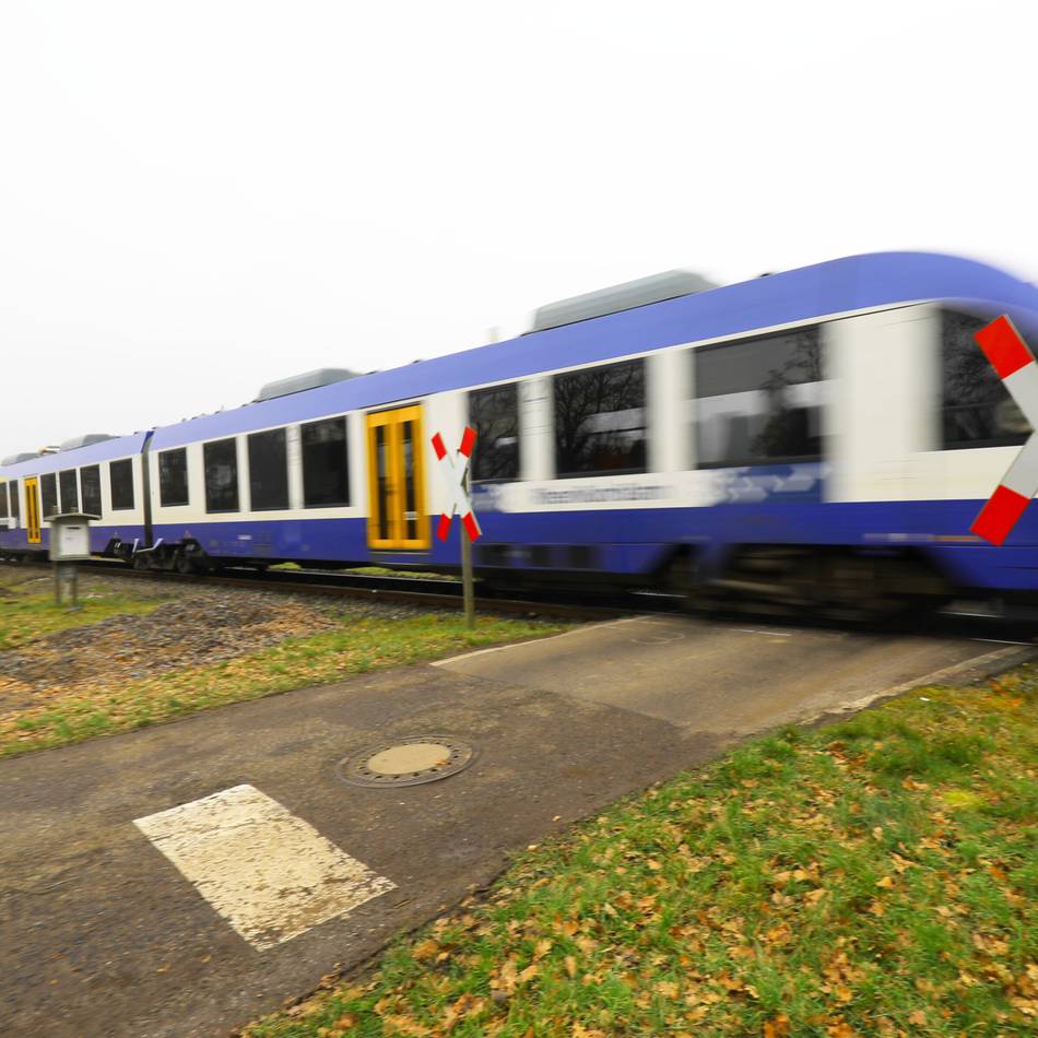 Sonderverkehrsschau nächste Woche: Betroffenheit nach Unfällen am Bahnübergang in Menzelen ist groß