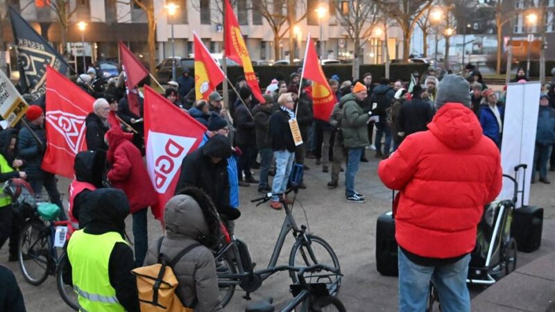 Kundgebung in Krefeld: „Große Vermögen sollen ihren gerechten Beitrag leisten“