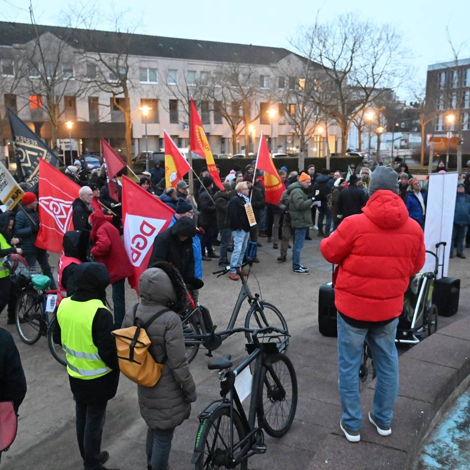 Kundgebung in Krefeld: „Große Vermögen sollen ihren gerechten Beitrag leisten“
