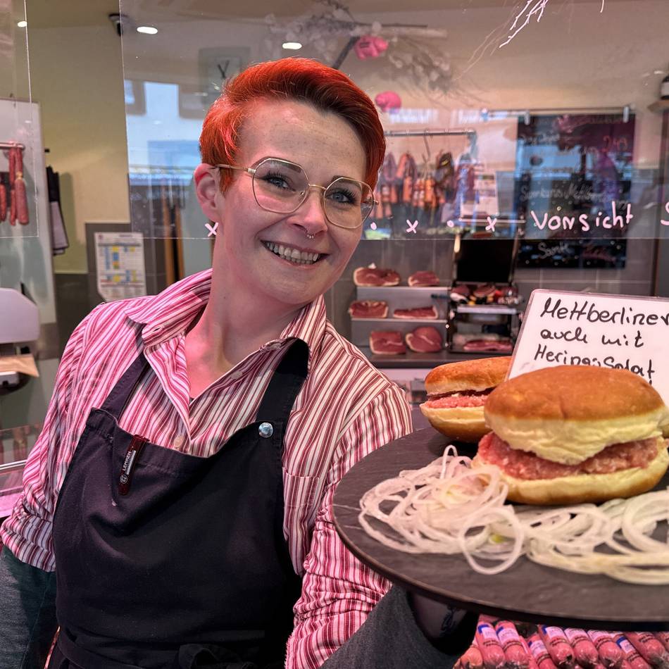 Lemken in Xanten und Wesel: Metzger kombiniert süßen Berliner wieder mit Mett – und dieses Mal auch mit Heringssalat