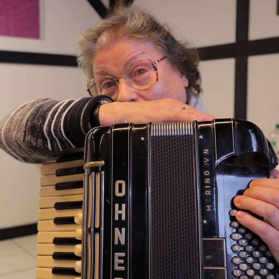 Musikerin Burglind Tepner aus Rheinberg: „Mrs. Akkordeon“ wird 75 Jahre alt