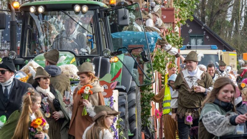 Karneval 2026 in Grefrath: Vinkrather beim Rosenmontagszug außer Rand und Band