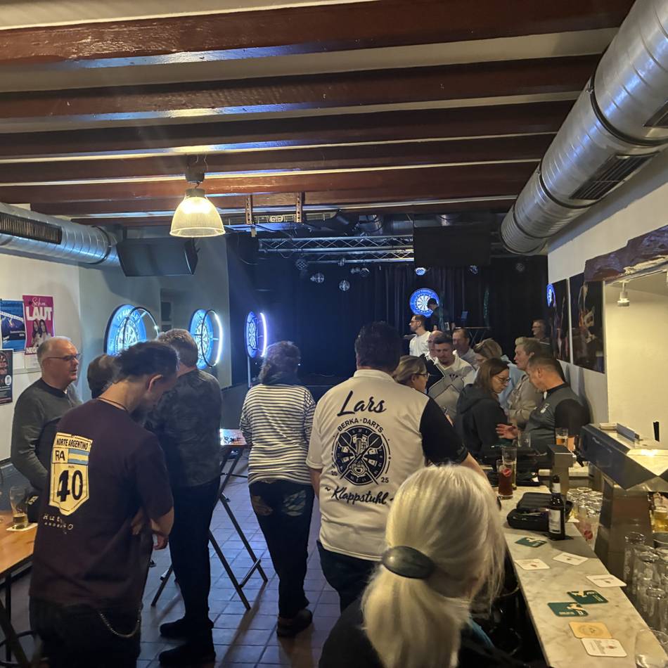 Erstes Turnier in der Vierbaumer Gaststätte: Im Schwarzen Adler ist das Dart-Fieber ausgebrochen