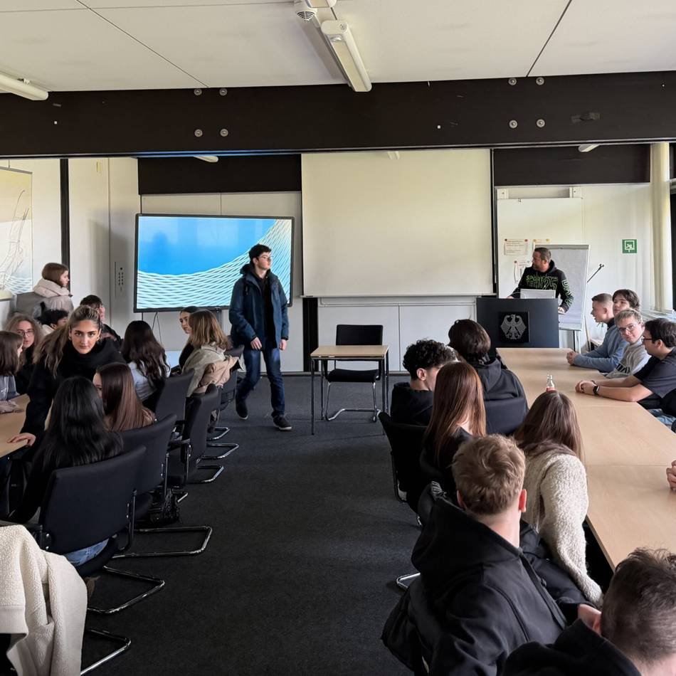 Gesamtschule Geldern: Oberstufe besucht politische Institutionen in Bonn