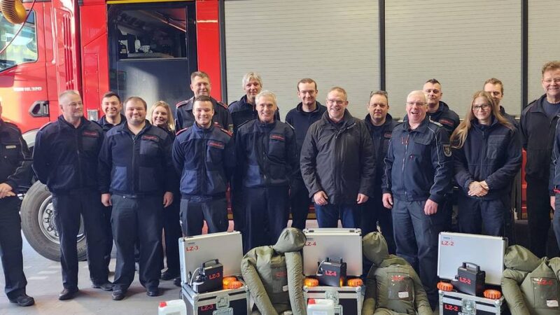 Feuerwehr Wermelskirchen: Förderverein überreicht sechs Ausbildungspakete