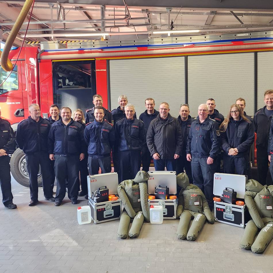 Feuerwehr Wermelskirchen: Förderverein überreicht sechs Ausbildungspakete