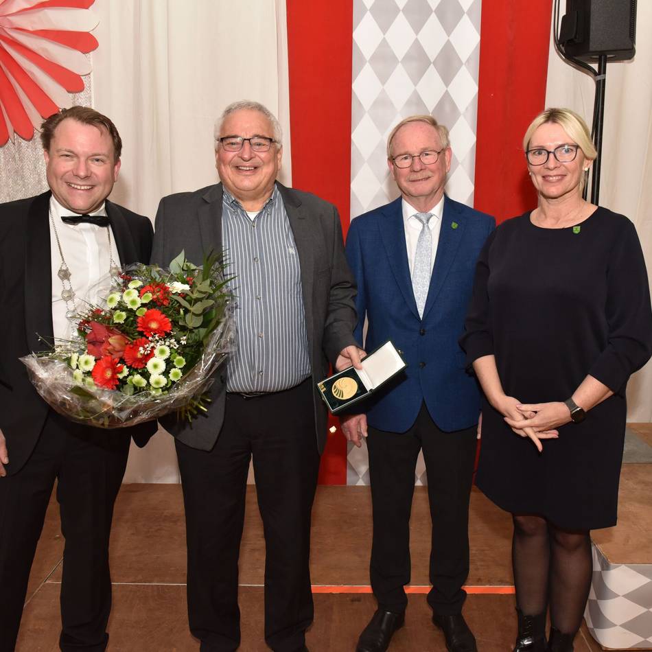 Friedhelm Müller bei Empfang geehrt: Ehrengabe für den Vater des Entenrennens