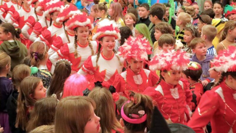 Kinderkarneval in Rheinberg: Kinderpolonaise zieht durch die Stadthalle