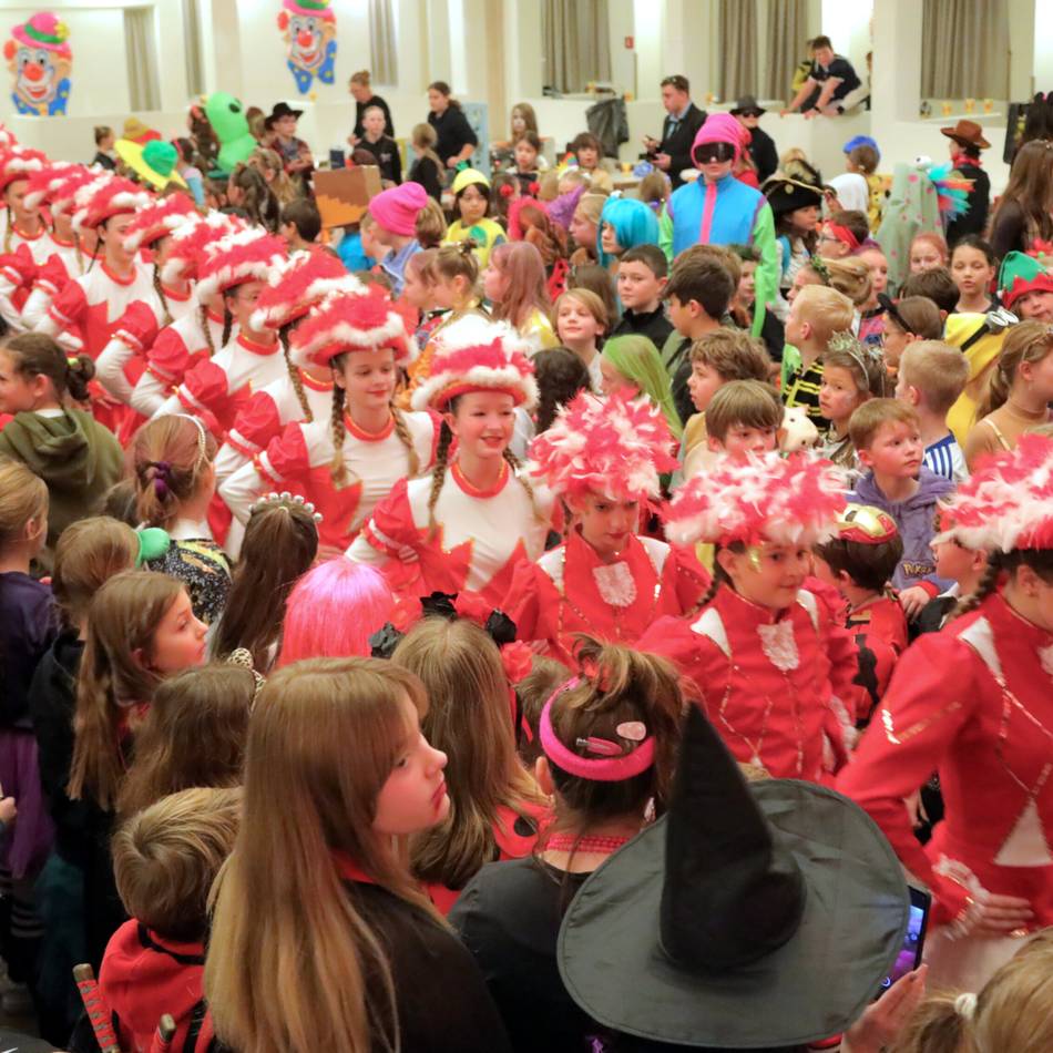 Kinderkarneval in Rheinberg: Kinderpolonaise zieht durch die Stadthalle
