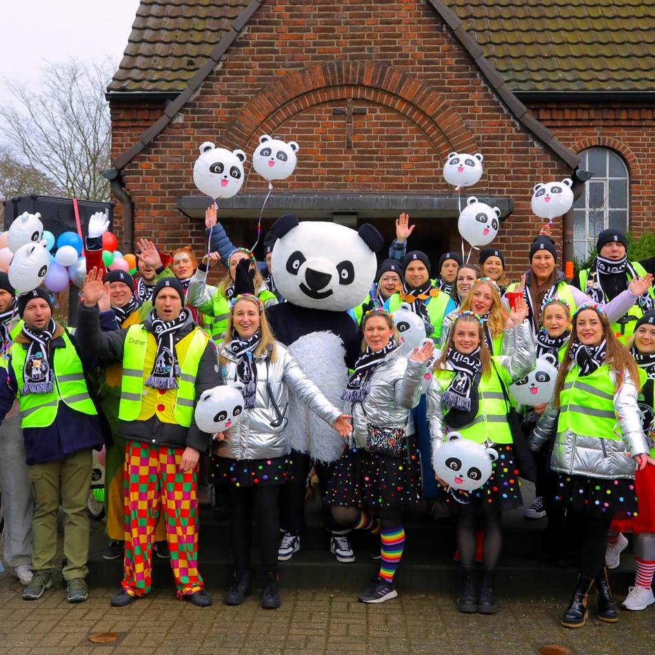 Kinderkarnevalszug im Rheinberger Ortsteil: Mit Pandabär Kurt durch Budbergs Straßen