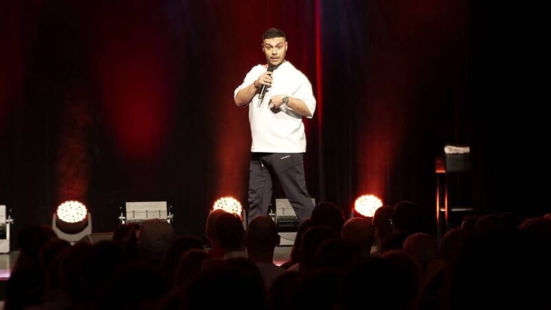 Comedy in der Rheinberger Stadthalle: Wie Osan Yaran vom Rocker zum Prinzipienreiter geworden ist