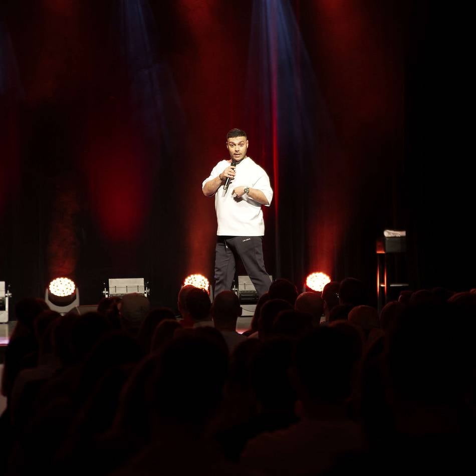Comedy in der Rheinberger Stadthalle: Wie Osan Yaran vom Rocker zum Prinzipienreiter geworden ist