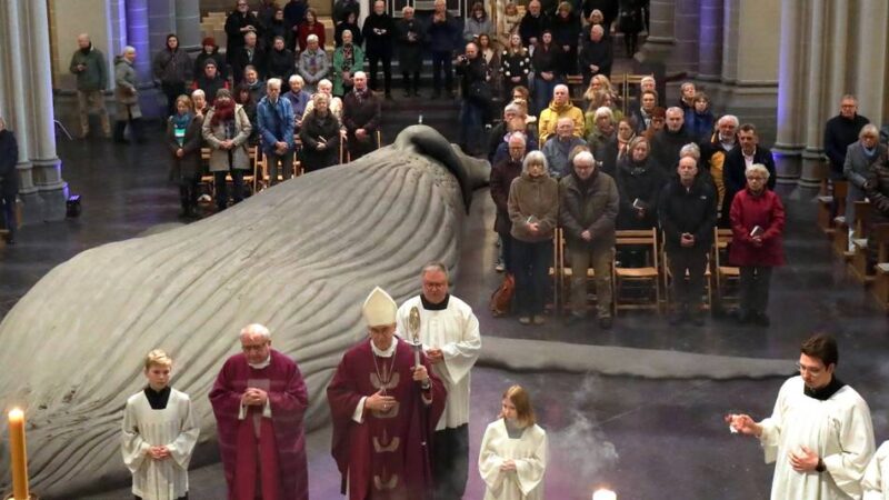 Skulptur im Xantener Dom: „Dieser Wal erinnert an die Verletzlichkeit der Schöpfung“