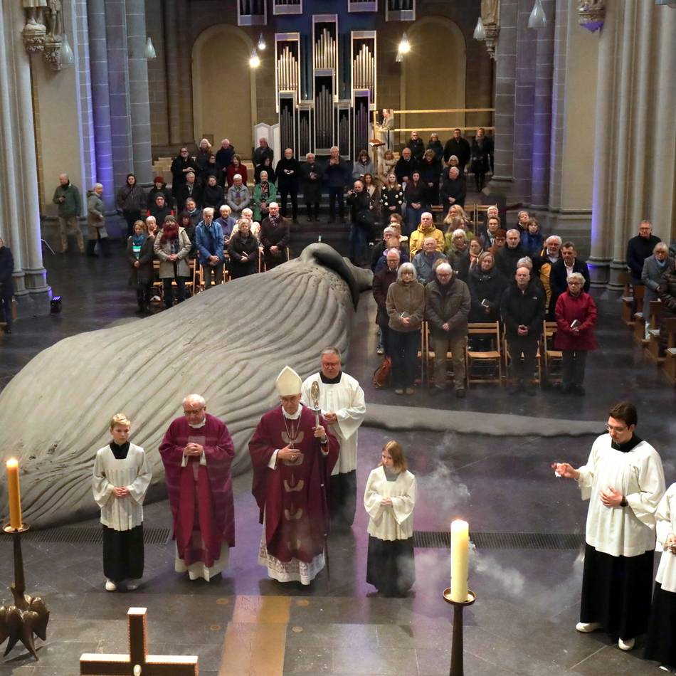 Skulptur im Xantener Dom: „Dieser Wal erinnert an die Verletzlichkeit der Schöpfung“