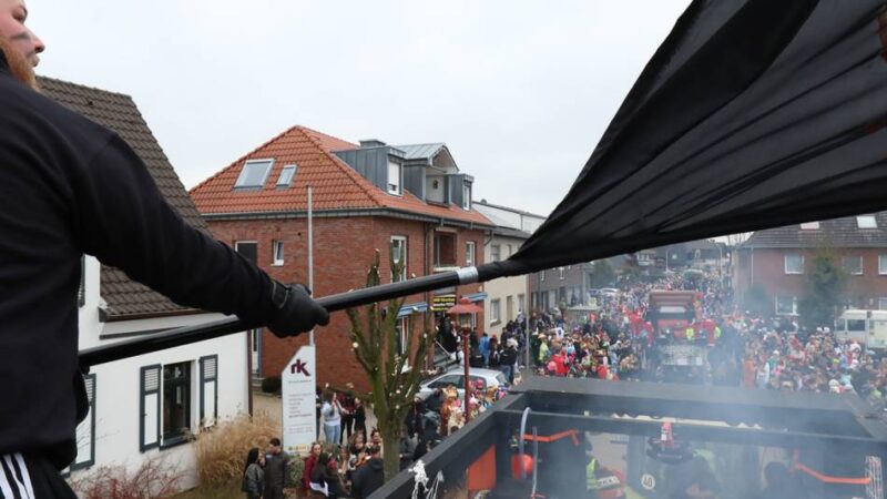 Nach tödlichem Bahnunglück: Karnevalszug in Menzelen beginnt mit Schweigeminute