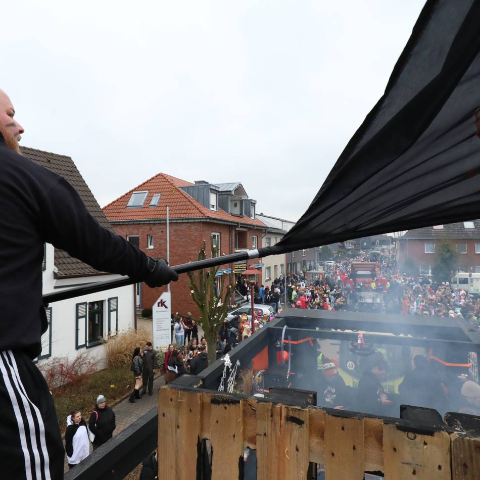 Nach tödlichem Bahnunglück: Karnevalszug in Menzelen beginnt mit Schweigeminute