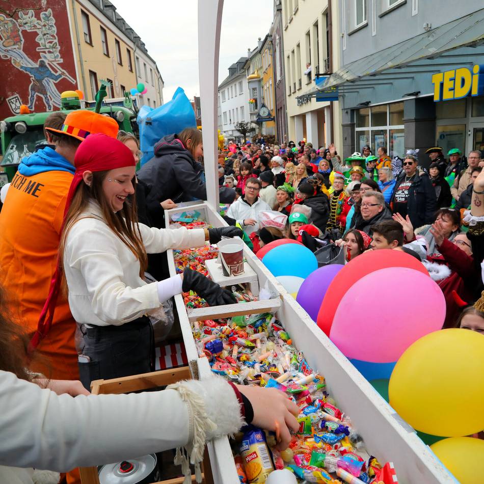 Höhere Kosten für Kamelle: „Die Leute bücken sich nicht mehr nach allem“