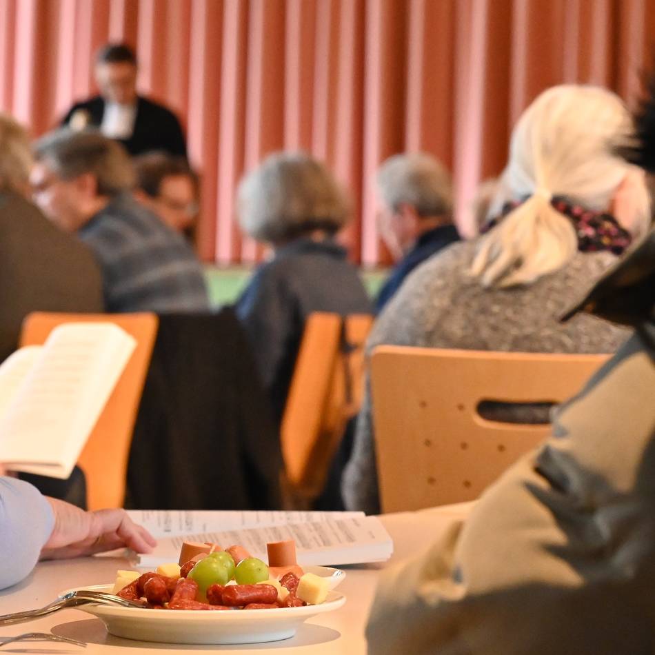 Evangelischen Gemeinde Radevormwald: Mitten im Aufbruch wird Wurst serviert