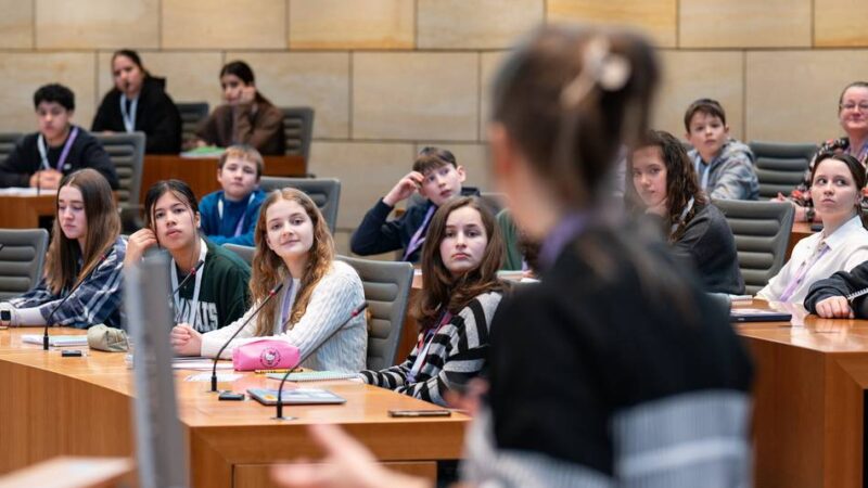 Bildung in Mönchengladbach: Theo-Hespers-Gesamtschüler diskutieren im Landtag mit Ministerin Feller
