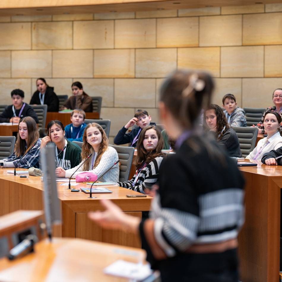Bildung in Mönchengladbach: Theo-Hespers-Gesamtschüler diskutieren im Landtag mit Ministerin Feller