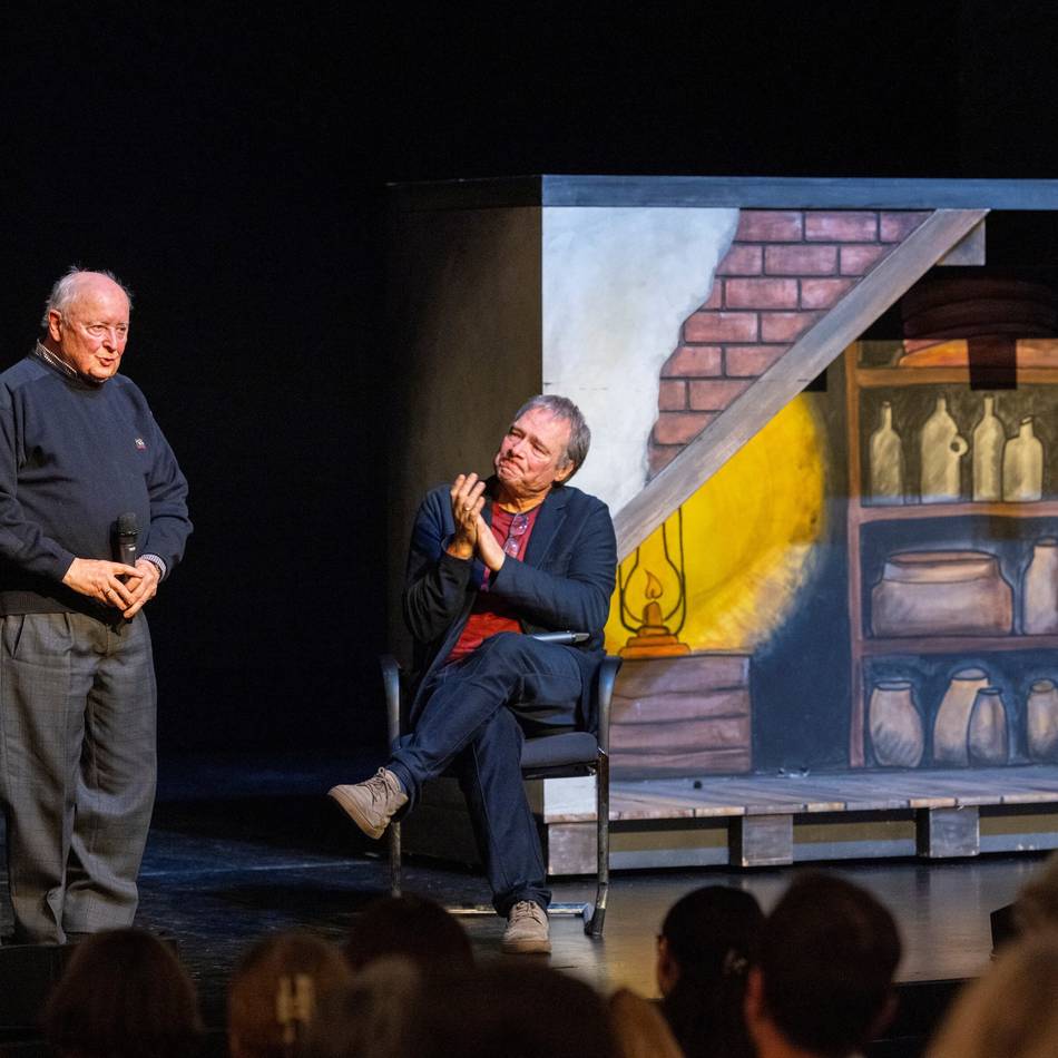 Zum Holocaust-Gedenken in Leverkusen: „Blindekuh mit dem Tod“ – tief berührendes Theater