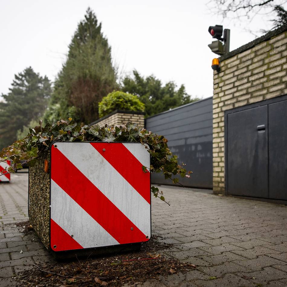Verkehr in Düsseldorf : Bergische Landstraße: Die Blumenkübel müssen weg