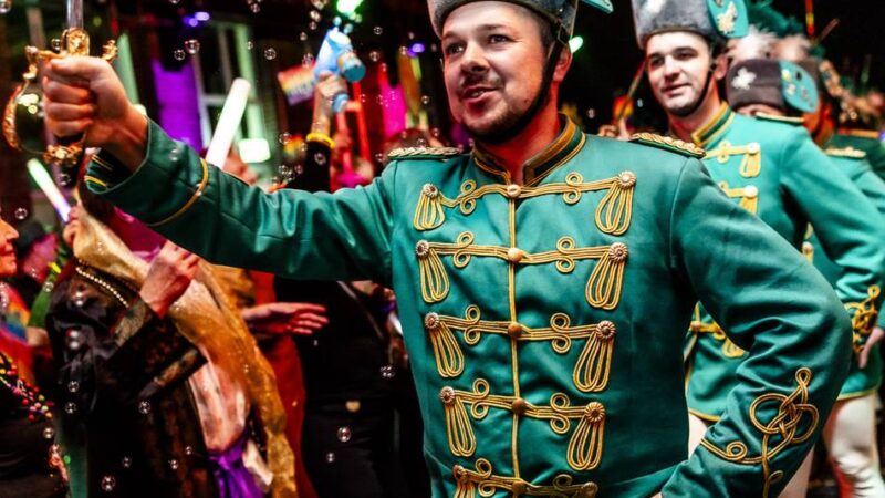 Karneval in Düsseldorf: Party der KG Regenbogen – der Konfetti-König ist zurück