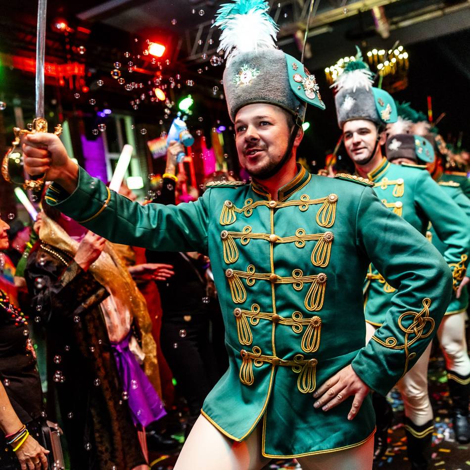 Karneval in Düsseldorf: Party der KG Regenbogen – der Konfetti-König ist zurück