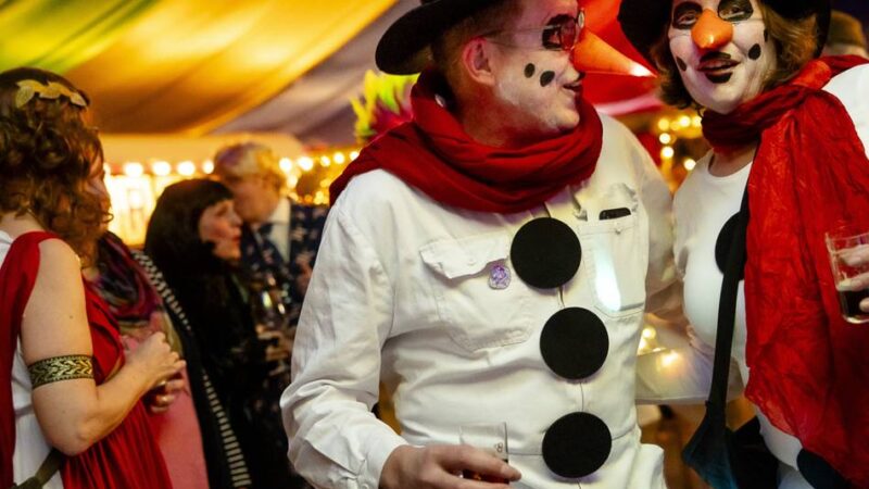 Party im Chapiteau: Die Gerresheimer Saubande macht ihre Gäste auch ohne Bühne glücklich