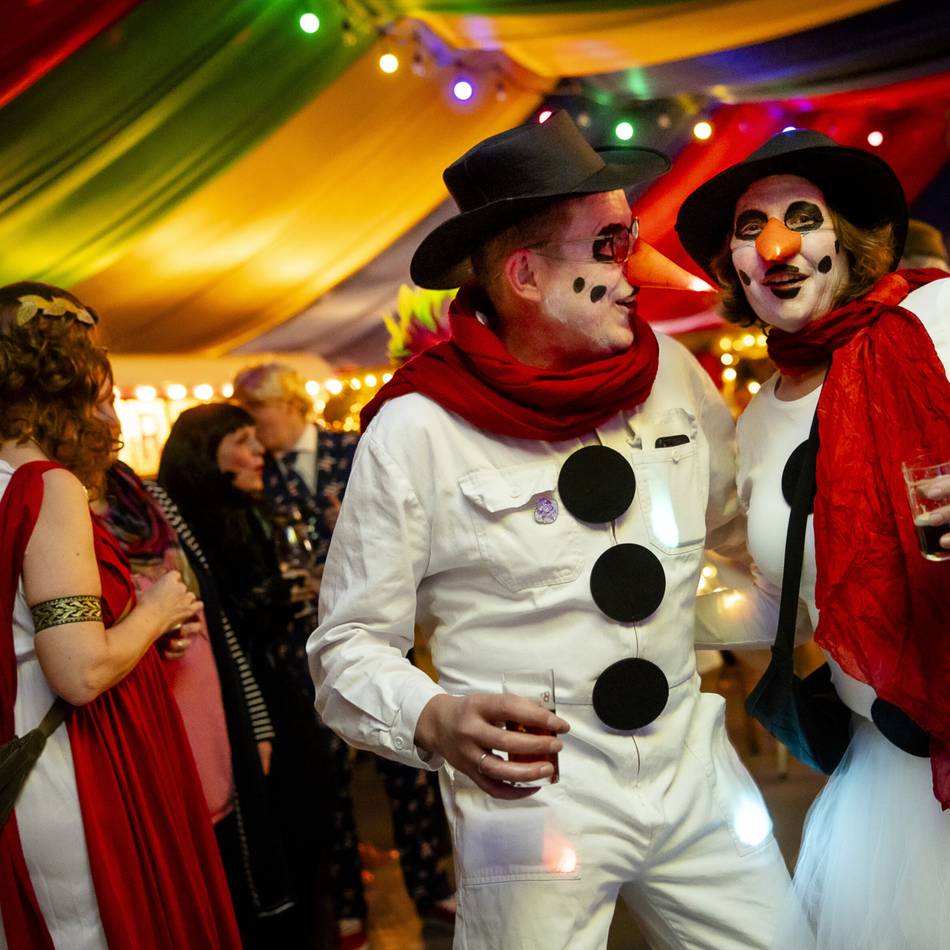 Party im Chapiteau: Die Gerresheimer Saubande macht ihre Gäste auch ohne Bühne glücklich