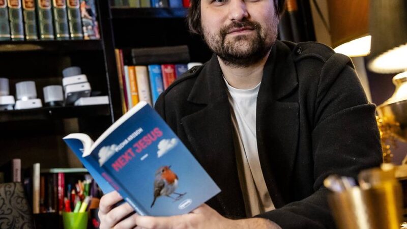 Debüt mit „Next Jesus“: Magier Micha Krisch veröffentlicht seinen ersten Roman