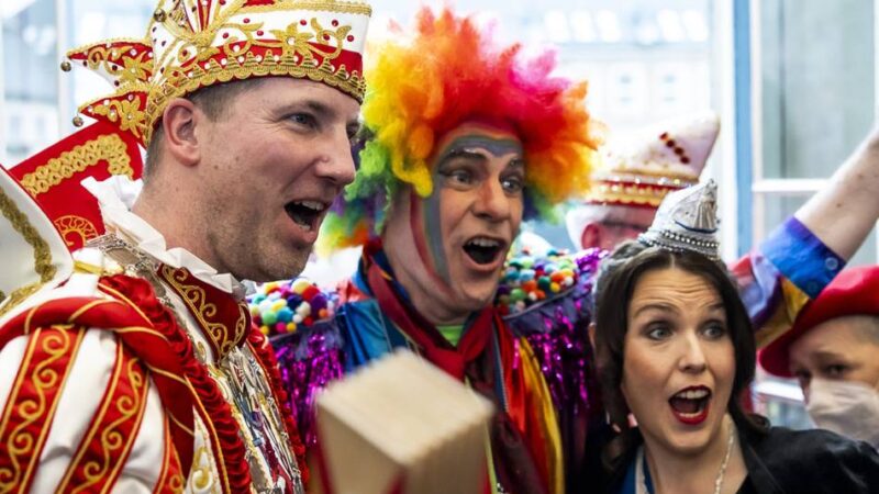 Karneval in Düsseldorf: Die Party nach dem Rathaussturm – so feierten Politiker und Stadtgesellschaft