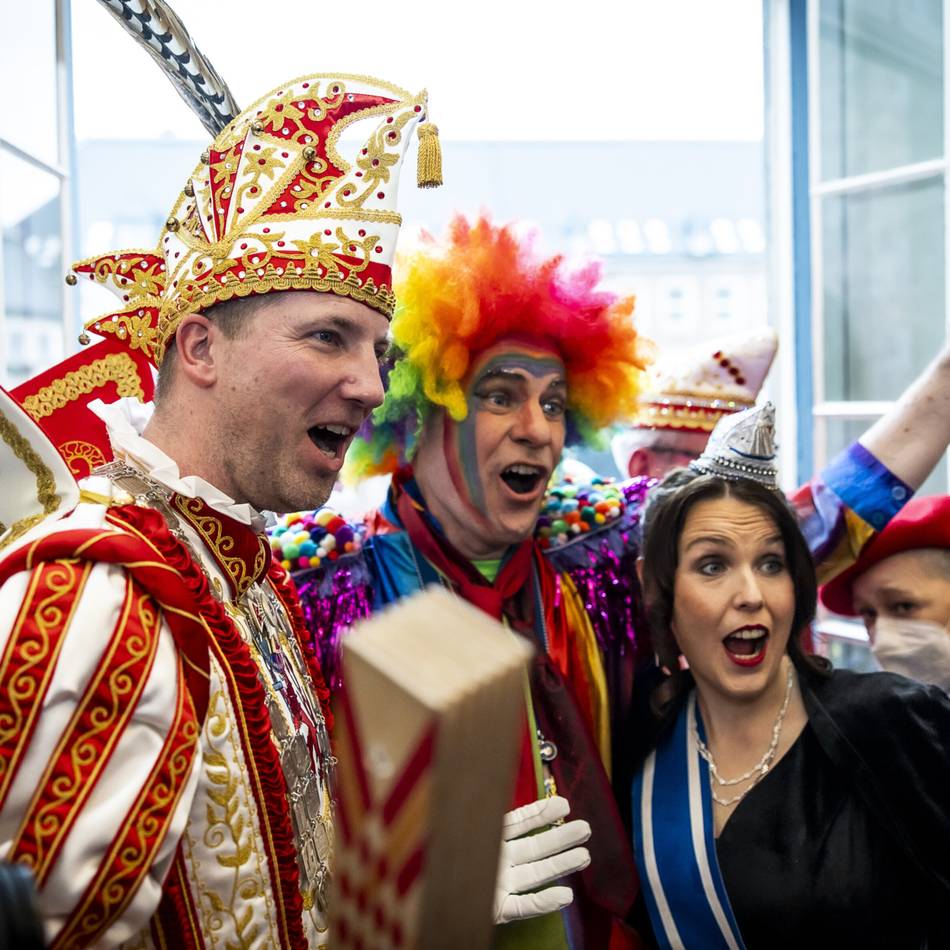 Karneval in Düsseldorf: Die Party nach dem Rathaussturm – so feierten Politiker und Stadtgesellschaft