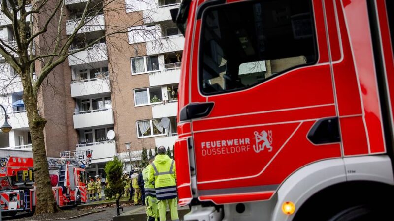 Feuerwehreinsatz in Düsseldorf: 18 Verletzte nach Kellerbrand in Garath – Leiche in Wohnung entdeckt