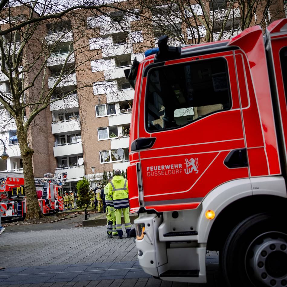 Feuerwehreinsatz in Düsseldorf: 18 Verletzte nach Kellerbrand in Garath – Leiche in Wohnung entdeckt
