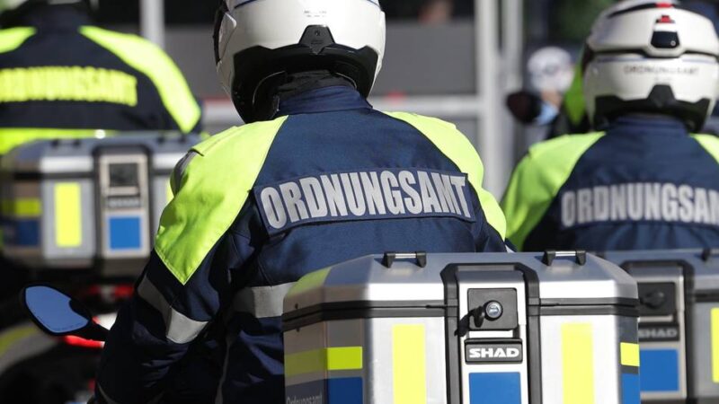 Verkehrsüberwachung in Düsseldorf: Mit Heizgriff und Funktechnik – Stadt schafft neue Roller für Jagd auf Falschparker an