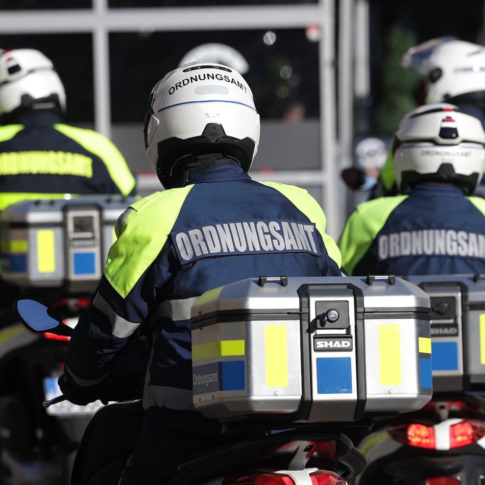 Verkehrsüberwachung in Düsseldorf: Mit Heizgriff und Funktechnik – Stadt schafft neue Roller für Jagd auf Falschparker an