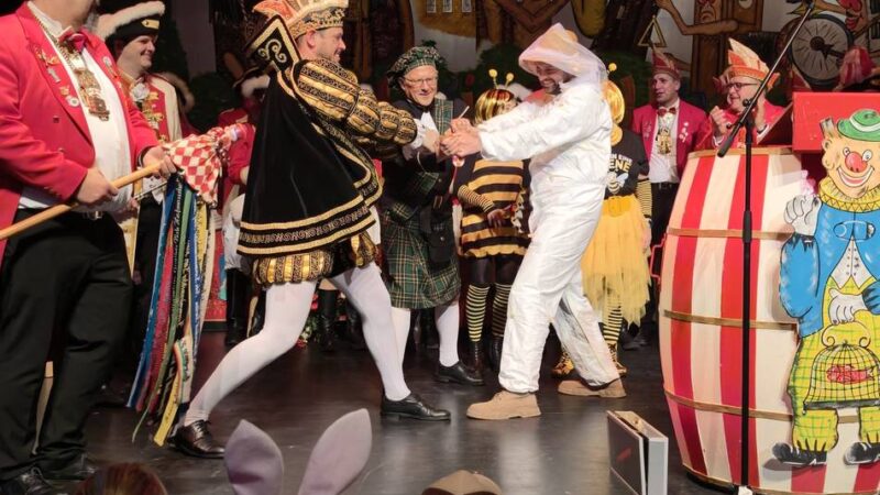 Schlüsselübergabe in der Rheinberger Stadthalle: Bis Aschermittwoch hat der Prinz den Stadtschlüssel