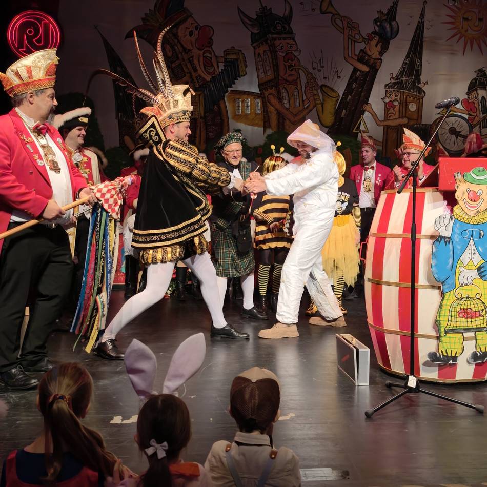 Schlüsselübergabe in der Rheinberger Stadthalle: Bis Aschermittwoch hat der Prinz den Stadtschlüssel