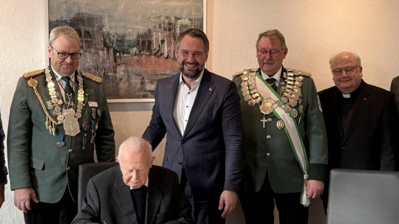 Theo Hoffacker trägt sich ins Goldene Buch ein: „Xanten verneigt sich“