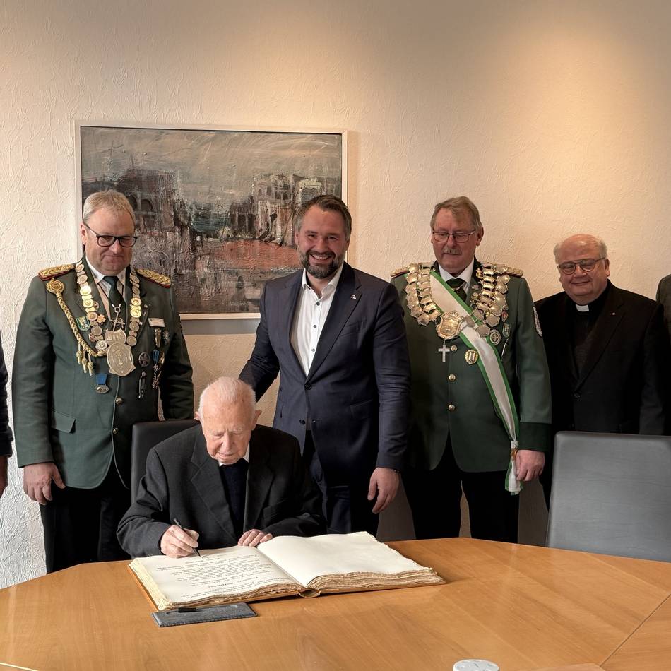 Theo Hoffacker trägt sich ins Goldene Buch ein: „Xanten verneigt sich“