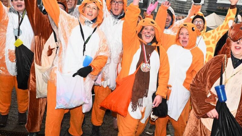 Karneval 2026 in Hückeswagen: Jecken feiern im Schnee- und Kamelleregen