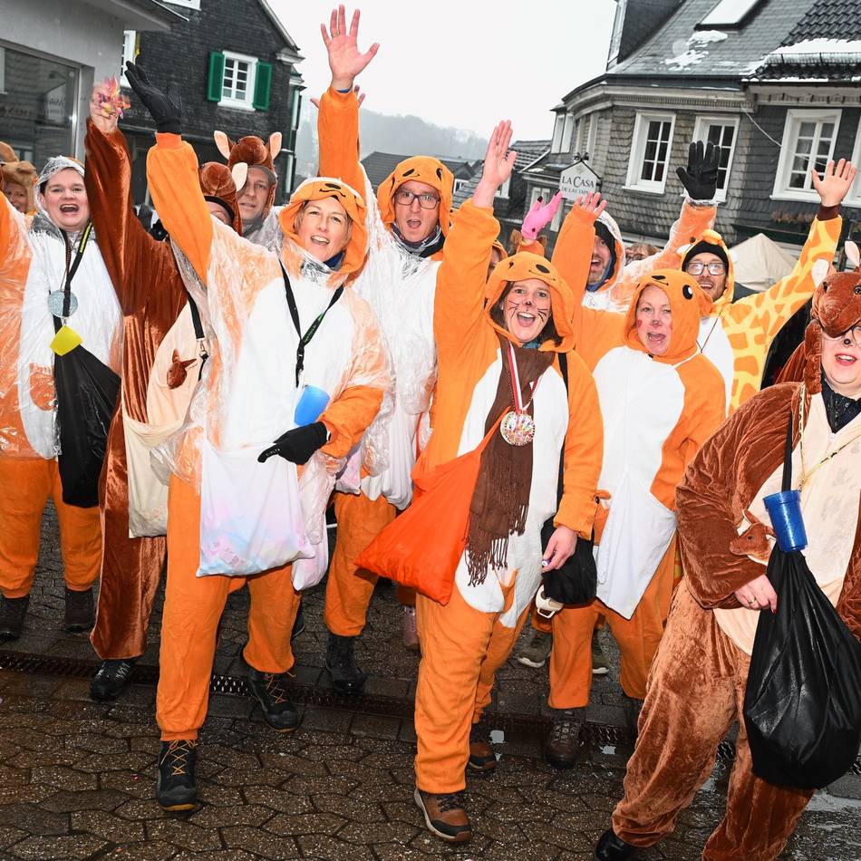 Karneval 2026 in Hückeswagen: Jecken feiern im Schnee- und Kamelleregen