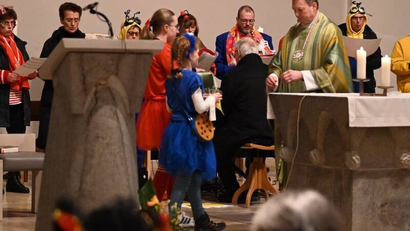 Schon Tradition in Radevormwald: Zur Karnevalsmesse war der Chor kostümiert