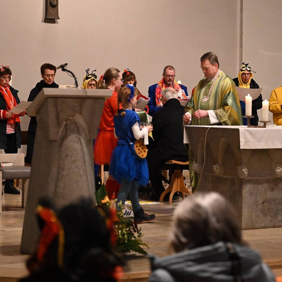 Schon Tradition in Radevormwald: Zur Karnevalsmesse war der Chor kostümiert