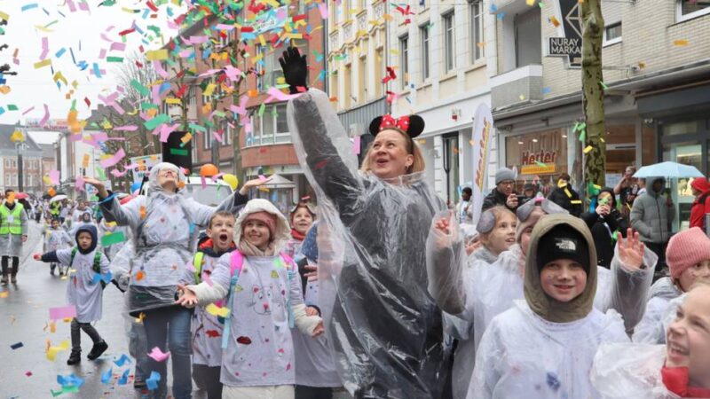 Straßenkarneval in Grevenbroich: Regen bringt Feier durcheinander – trotzdem viele Hundert Kinder in der City