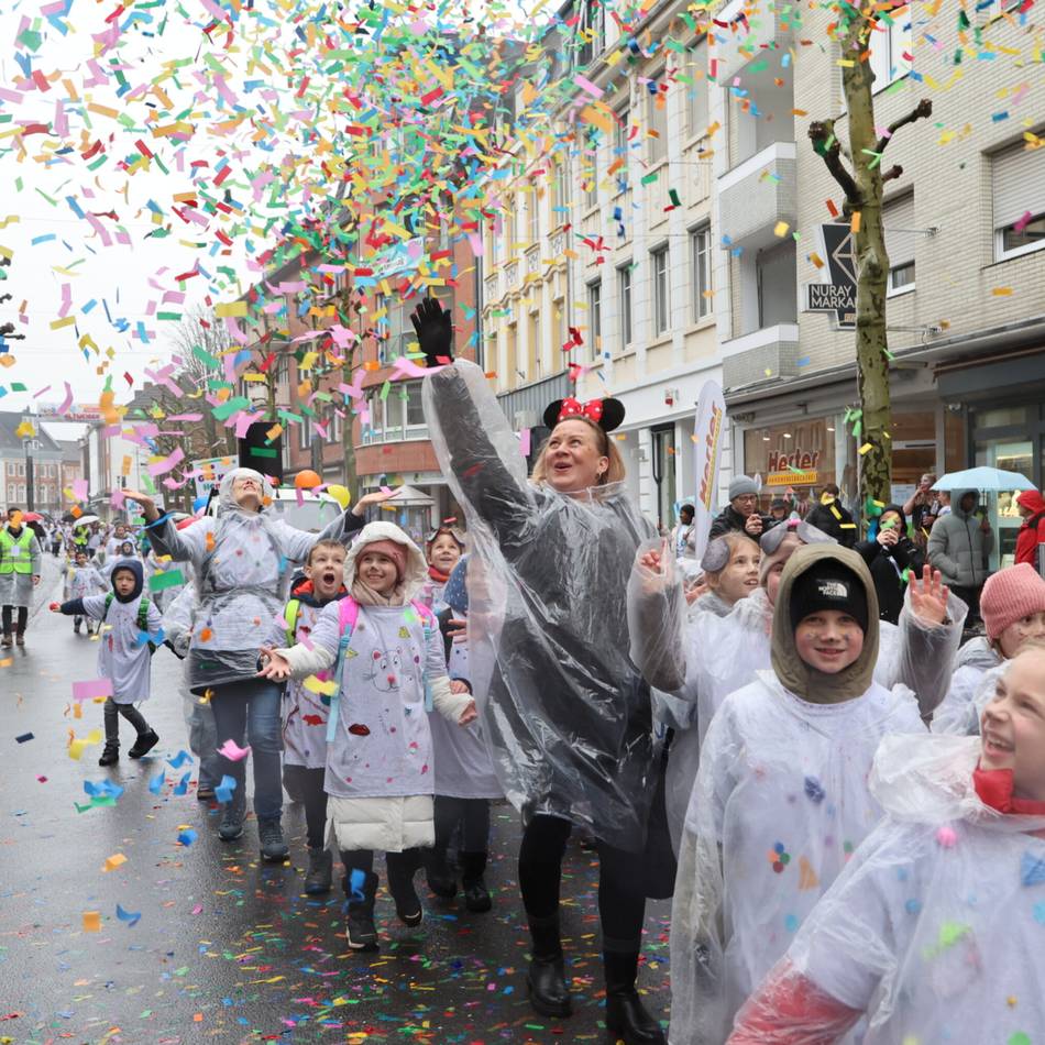 Straßenkarneval in Grevenbroich: Regen bringt Feier durcheinander – trotzdem viele Hundert Kinder in der City